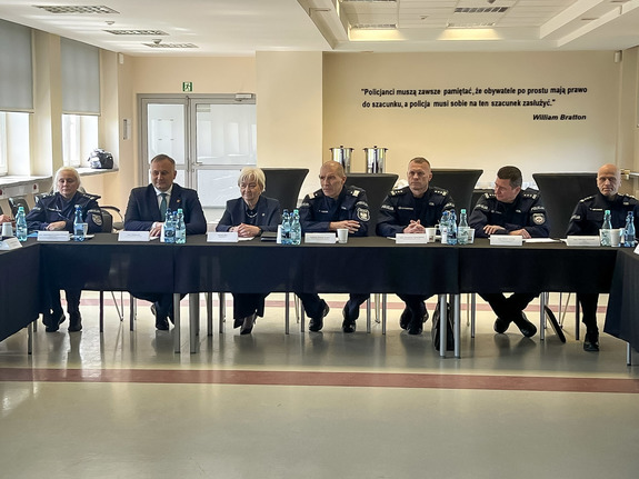 Policjanci i zaproszeni goście w trakcie spotkania.