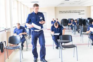 Policjanci w trakcie zmagań konkursowych.