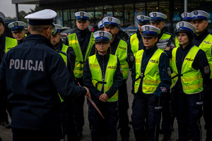Umundurowani policjanci podczas odprawy.