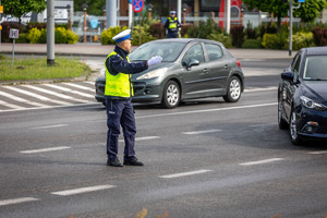 Policjant kieruje ruchem.