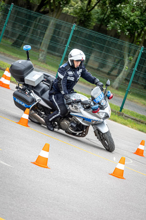 Policjant na motocyklu.