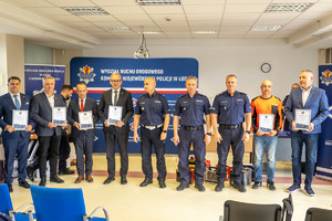Komendant Wojewódzki Policji w Łodzi z zaproszonymi gośćmi.