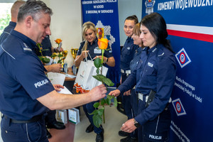 Moment wręczania nagród laureatom konkursu.