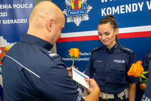 Moment wręczania nagród laureatom konkursu.