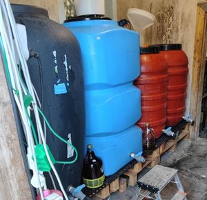 Zbiorniki na nielegalny alkohol.