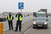 Policjanci w czasie służby na autostradzie