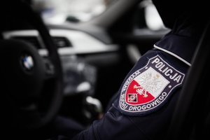 Rękaw policjanta naszywka z napisem Wydział Ruchu Drogowego.