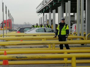 policjanci podczas kontroli na autostradzie  A2