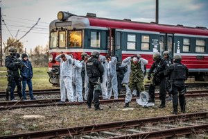 policjanci obezwładniają porywacza pociągu i przeprowadzają uwolnionych zakładników - ćwiczenia