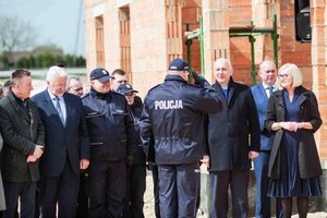 Policjanci i zaproszeni goście na uroczystości wmurowania aktu erekcyjnego pod budowę komisariatu w Widawie.