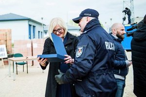 policjanci i zaproszeni goście na uroczystości wmurowania aktu erekcyjnego pod budowę komisariatu w Widawie

fot: Katarzyna Kałuża z UG w Widawie