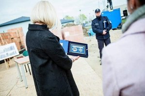 policjanci i zaproszeni goście na uroczystości wmurowania aktu erekcyjnego pod budowę komisariatu w Widawie

fot: Katarzyna Kałuża z UG w Widawie