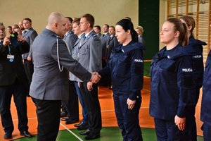 komendant wojewódzki policji w Łodzi na znak gratulacji ściska dłoń funkcjonariuszce