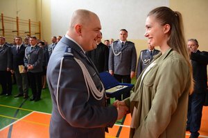 komendant woj. policji w Łodzi składa gratulacje i podziękowania kobiecie, która pomogła w ujęciu sprawców rozboju