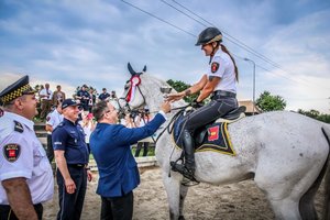 vipy wręczają nagrodę strażniczce miejskiej na koniu