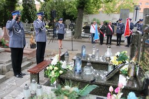 mł.insp. Tomasz Olczyk składa kwiaty na grobach policjantów zamordowanych w Sieradzu w 2007r
