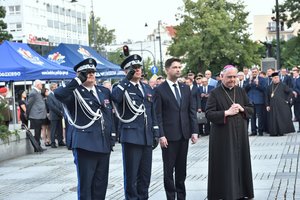 biskup, wiceminister i kwp oraz z-ca kgp przed tablicą upamiętaniająca policjantów II RP