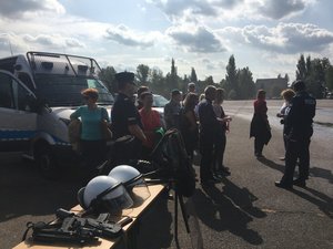 Goście z Niemiec podczas pokazu sprzętu i ćwiczeń polskich policjantów.