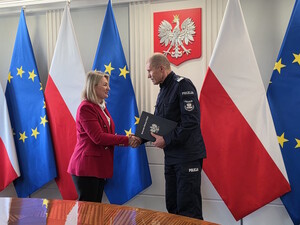 Nadinsp. Roman Kuster Pierwszy Zastępca Komendanta Głównego Policji wręcza mł. insp. Hannie Kowalewicz, Pełnomocniczce Komendanta Wojewódzkiego Policji w Gdańsku ds. Ochrony Praw Człowieka list z podziękowaniami.