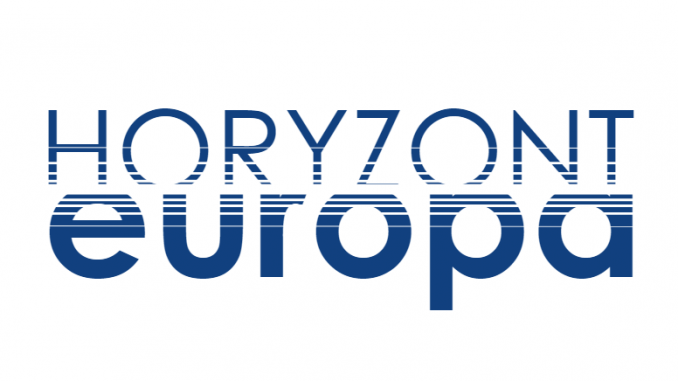 Obraz przedstawia logotyp Horzyont Europa: napisy składające się z rozmytych linii imitujących horyzont (Napis: Horyzont) i jego wodne odbicie (Napis: Europa).