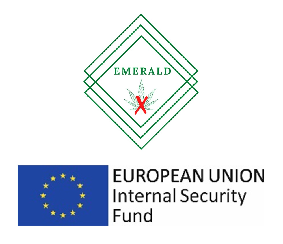 Obraz przedstawia logo projektu EMERALD - element graficzny, w który wpisany został zielony napis drukowanymi literami "EMERALD"  Poniżej znajduje się flaga Unii Europejskiej, obok której znajduje się napis "EUROPEAN UNION", a pod nim napis "INTERNAL SECURITY FUND".