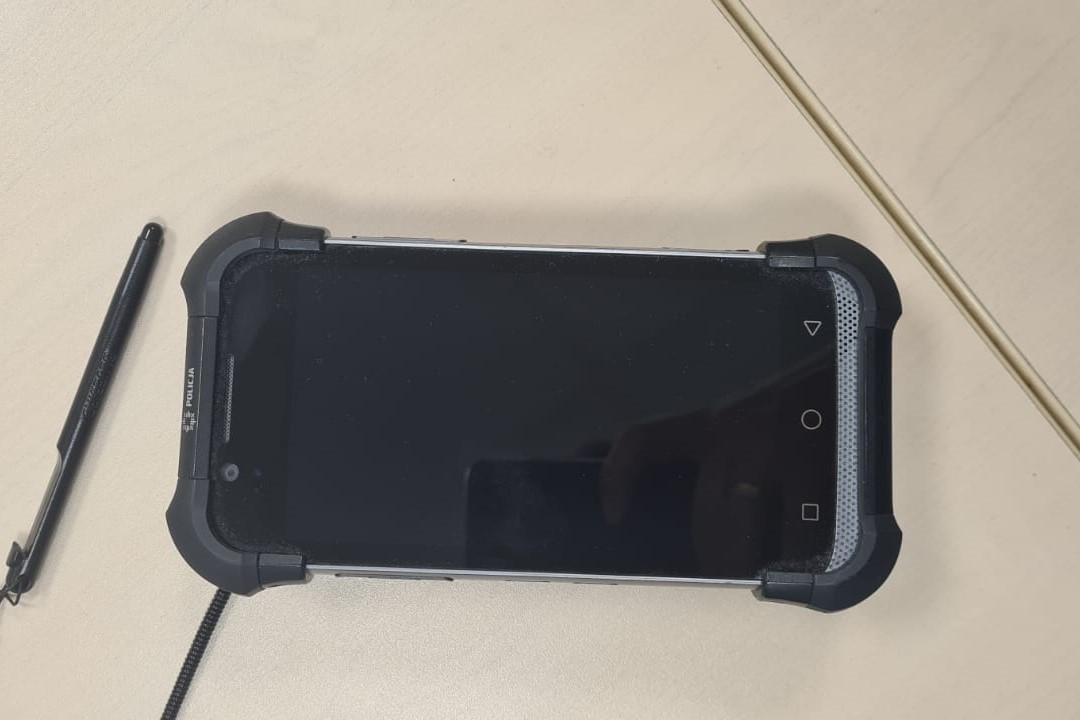 Obraz przedstawia obecnie stosowane przez polską policję urządzenie typu MTN (Mobilny Terminal Noszony). Zdjęcie pełni funkcję poglądową, nie przedstawia produktu pozyskanego w ramach realizacji opisywanego projektu.