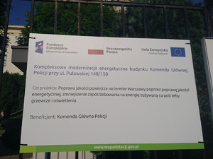 Tablica informacyjna projektu umieszczona na ogrodzeniu.