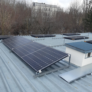 Panel fotowoltaniczne na dachu budynku.