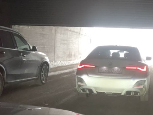 SUV i samochód osobowy jadą obok siebie w tunelu.