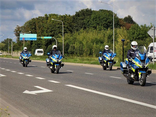 Funkcjonariusze podczas jazdy na policyjnych motocyklach.