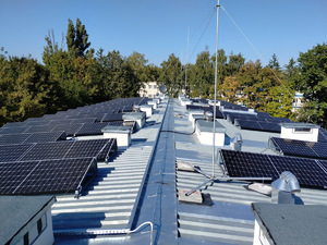 Instalacje fotowoltaniczne na dachu budynku KGP.