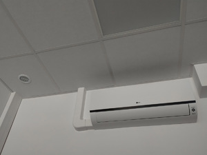Klimatyzacja zamontowana pod sufitem w wyremontowanym budynku KGP.