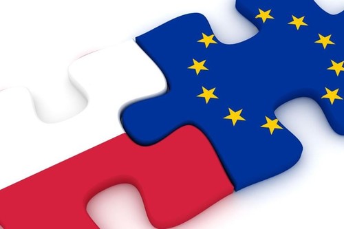 Obrazek przedstawia dwa elementy puzzli złączone ze sobą poziomo:
na lewym elemencie przedstawiona jest flaga Polski, na prawym - Unii Europejskiej.