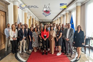Zdjęcie przedstawia uczestników szkolenia realizowanego w ramach CEPOL. Stoją oni, pozując do zdjęcia, w korytarzu sali konferencyjnej. W centralnej części zdjęcia znajdują się log, od lewej: CEPOL, Centralnego Biura Śledczego Policji oraz Europolu.