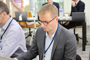 Zdjęcie przedstawia uczestnika projektu INTERCEPT, przedstawiciela Komendy Głównej Policji, w trakcie pracy.