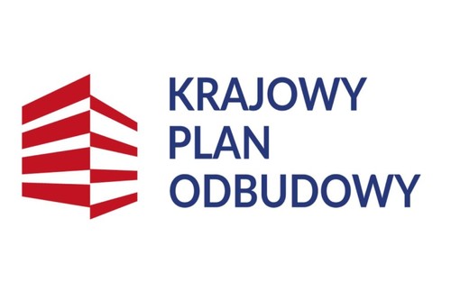 Obraz przedstawia logo programu KPO, czerwony element graficzny, z którego prawej strony umieszczono w trzech wersach niebieski napis: Krajowy Plan Odbudowy.