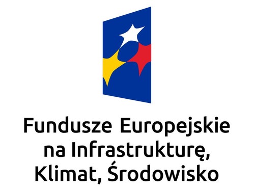 Obraz przedstawia logo programu: 
odwrócony pod kątem 90 stopni ciemnoniebieski stożek, w który wpisane zostały trzy gwiazdy układające się w trójkąt - żółta, biała i czerwona. 

Obok logotypu widnieje napis w trzech wersach: &quot;Fundusze Europejskie na Infrastrukturę, Klimat i Środowisko&quot;