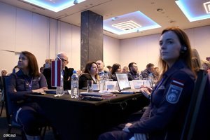 Zdjęcie przedstawia uczestników konferencji, wśród których znajdują się przedstawiciele polskiej policji (zarówno policjanci jak i cywile) oraz przedstawiciele łotewskiej policji.