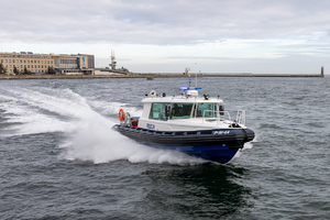 Zdjęcie przedstawia zakupioną łódź R-1 Parker w trakcie manewrów morskich.