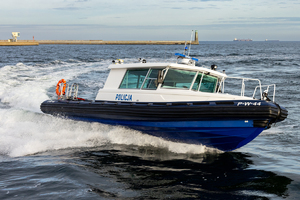 Zdjęcie przedstawia zakupioną łódź R-1 Parker w trakcie manewrów morskich.