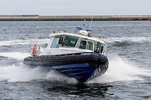 Zdjęcie przedstawia łódź typu R-1 w trakcie manewrów morskich.