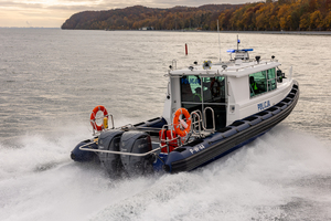 Zdjęcie przedstawia łódź typu R-1 w trakcie manewrów morskich.