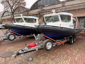 Zdjęcie przedstawia łódź typu R-2 (zadokowana)