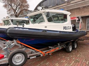 Zdjęcie przedstawia łódź typu R-2 (zadokowana)