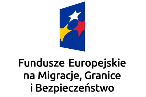 Zdjęcie przedstawia logo Funduszu Bezpieczeństwa Wewnętrznego: odwrócony do pionu ciemnoniebieski trapez, w który wpisane zostały układające się w trójką trzy gwiazdy (żółta, biała i czerwona). Obok logotypu umieszczony został napis w trzech wersach: Fundusz Europejskie na Migracje, Granice i Bezpieczeństwo.