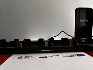 Zdjęcie przedstawia urządzenie typu MTN (Mobilne Terminale Noszone), które zostało dostarczone do KWP w Białymstoku.
Urządzenie zostało ologowane zgodnie z wymogami programowymi KPO.