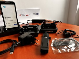 Zdjęcie przedstawia urządzenie MTN (Mobilne Terminale Noszone), które zostało dostarczone do KWP w Białymstoku. Urządzenie zostało ologowane zgodnie ze wskazaniami programu KPO.