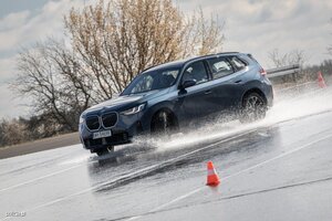 Zdjęcie przedstawia samochód, który został wykorzystany do szkoleń doskonalących technikę jazdy dedykowanych dla policjantów.