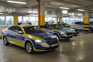 Zdjęcie przedstawia samochody policyjne pozyskane w ramach programu FEnIKS.