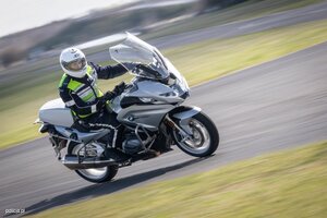 Zdjęcie przedstawia motocykl policyjny pozyskany w ramach programu FEnIKS.